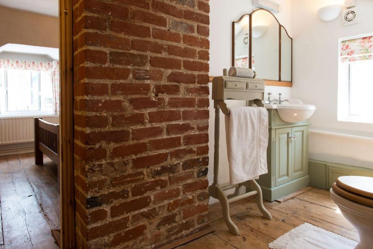 Wren Cottage, A Very Cosy Historic Coastal Cottage In A Pretty Little Village Wickham Market エクステリア 写真