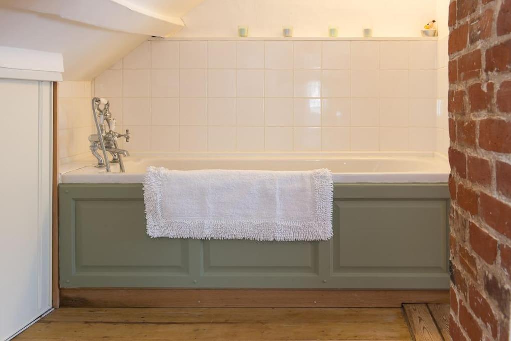 Wren Cottage, A Very Cosy Historic Coastal Cottage In A Pretty Little Village Wickham Market エクステリア 写真